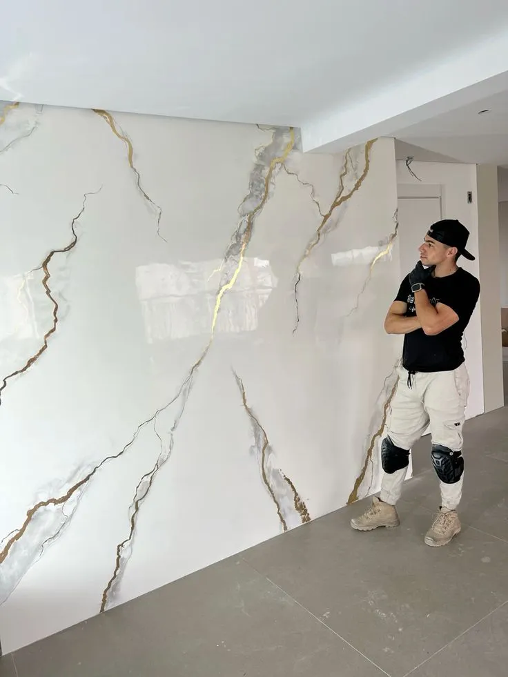 تنفيذ بديل الرخام للجدران بتصميم أبيض لامع مع عروق ذهبية ولمسة فاخرة، أثناء التركيب