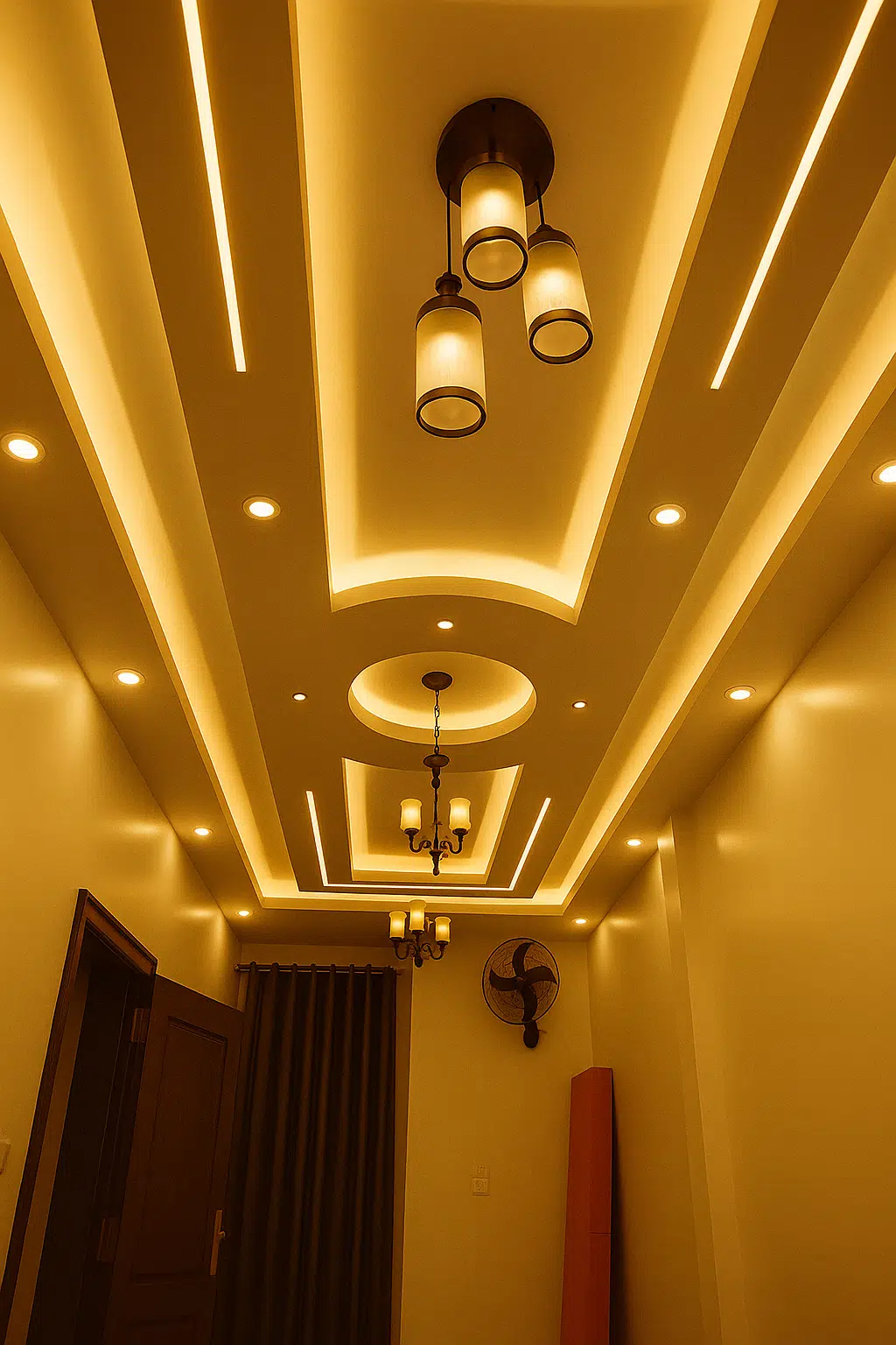 سقف جبس بورد مودرن باللون الأبيض مع إضاءة LED مخفية وثريات معلقة بتصميم أنيق لممر داخلي