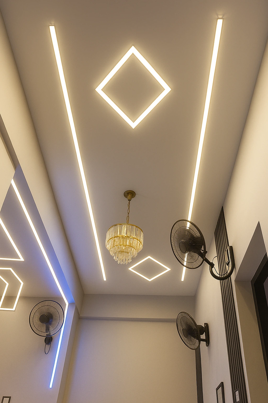 سقف جبس بورد بإضاءة مخفية وخطوط هندسية حديثة وثريا ذهبية تصميم معلم جبس بورد الدمام