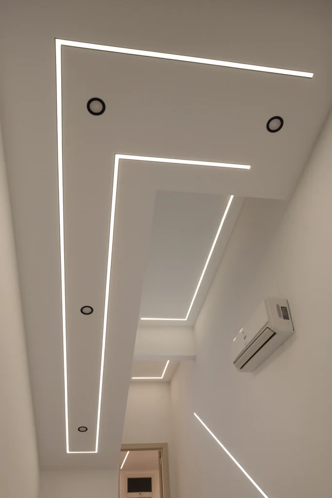 سقف جبس بورد مودرن بإضاءة خطية مخفية وسبوت لايت بتصميم أنيق من تنفيذ معلم جبس بورد الدمام