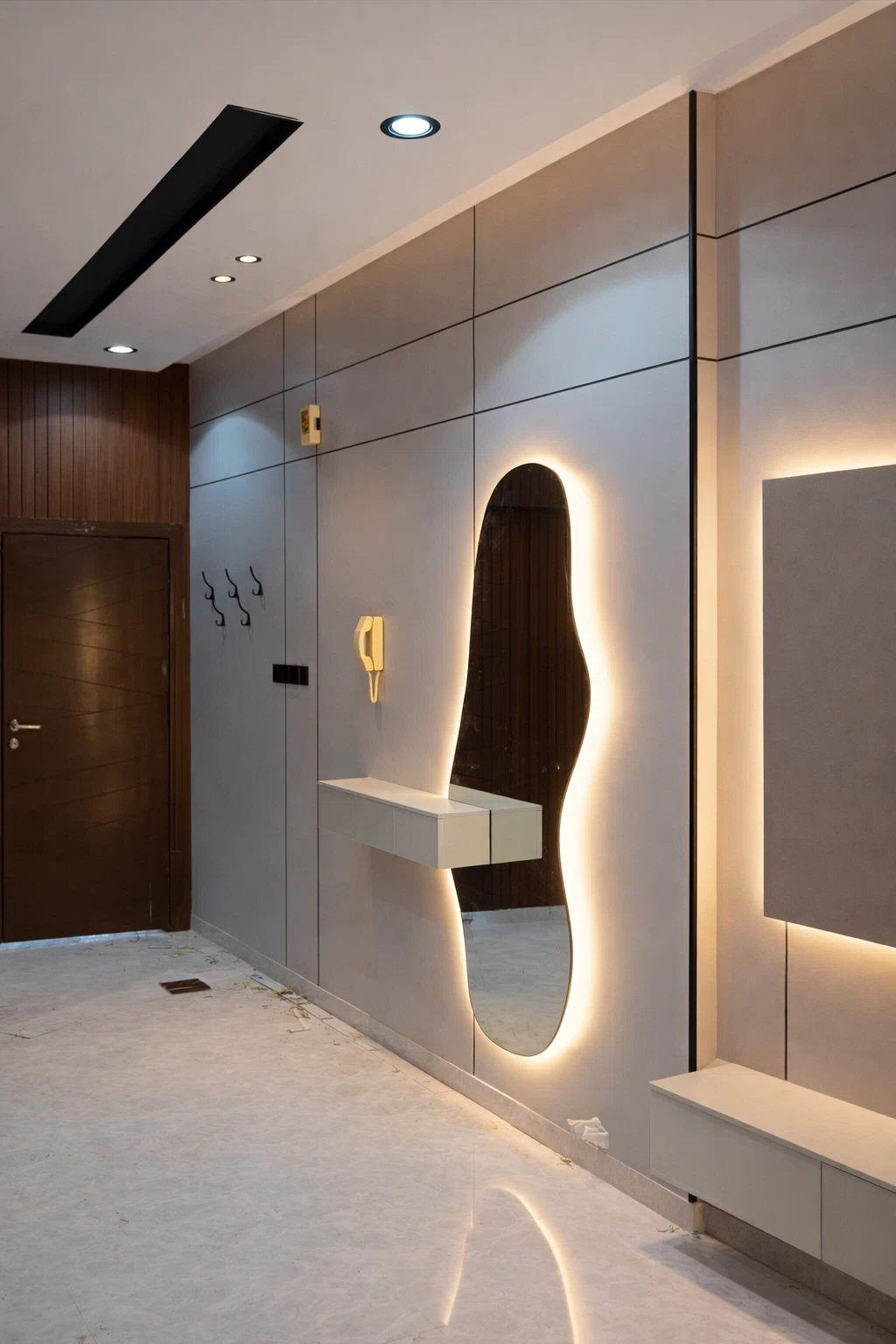 بديل-الشيبورد-معى-مرئاه مدخل منزل بجدار بديل شيبورد رمادي مع مرآة مضيئة بتصميم عضوي ورف جداري مع إضاءة مخفية