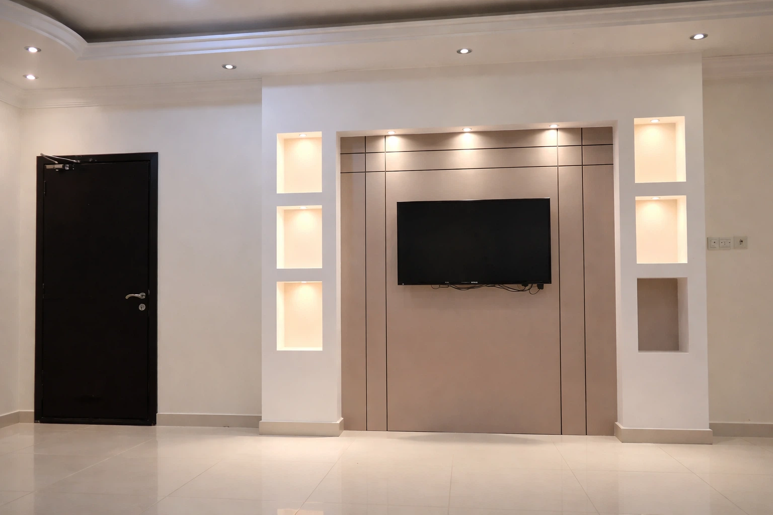 ديكور بديل شيبورد ورفوف إنارة ديكور جدار تلفاز بديل الشيبورد بلون بيج مع رفوف انارة جانبية وإضاءة سبوت لايت سقفية