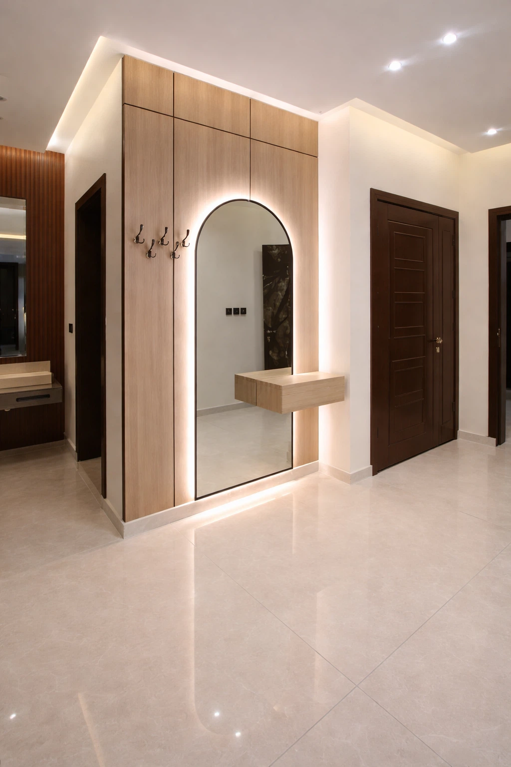 ديكور مدخل ببديل الشيبورد ديكور مدخل مودرن بجدار بديل شيبورد بلون فاتح مع مرآة مقوسة مضاءة وإضاءة مخفية