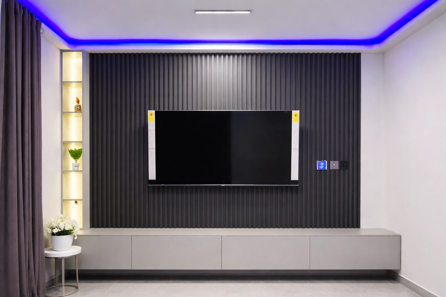 ديكور جدار تلفزيون بشرائح بديل الخشب السوداء مع إضاءة ليد زرقاء مخفية