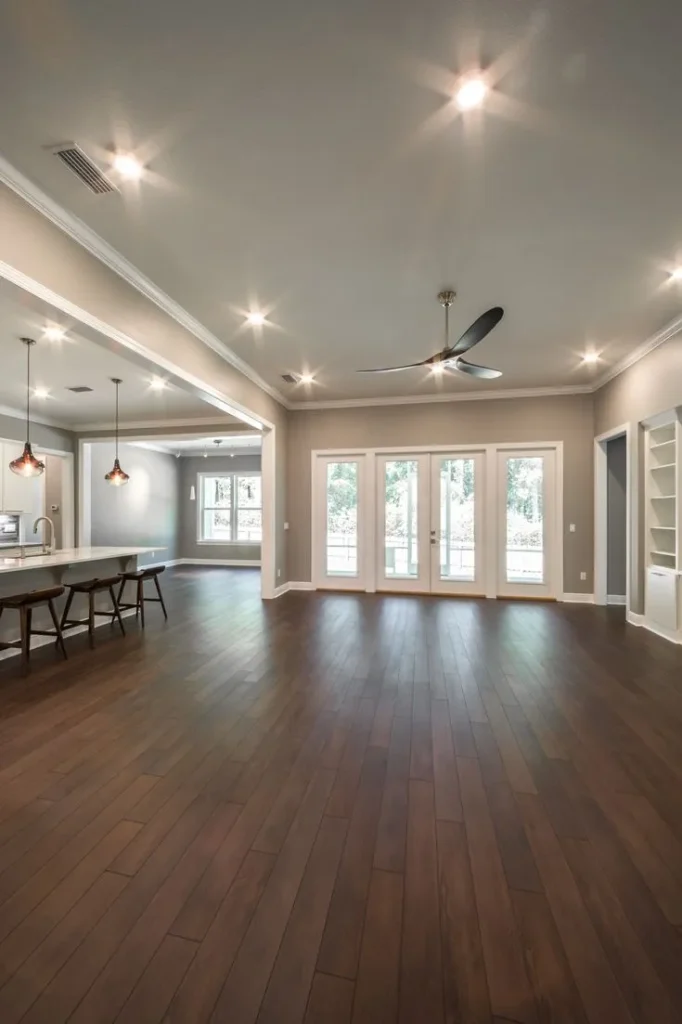 باركيه وباب كبير وكراسي ومروحة بالسقف بالدمام