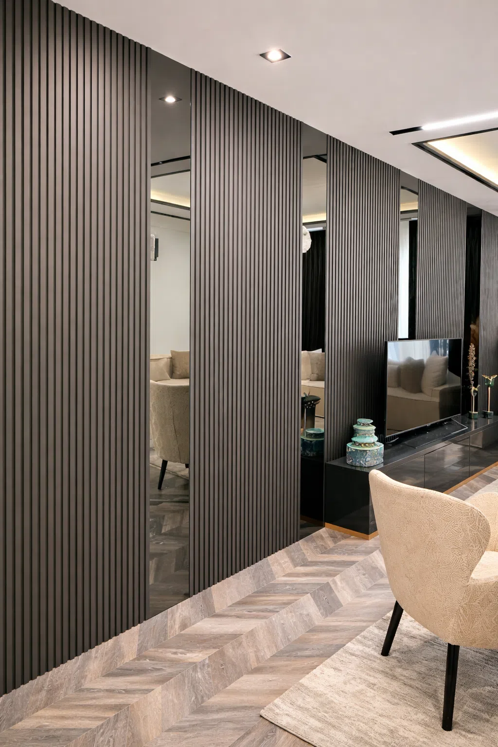 جدار داخلي بتصميم شرائح بديل خشب عمودية داكنة مع مرايا طولية ولمسات مودرن أنيقة في صالون فاخر