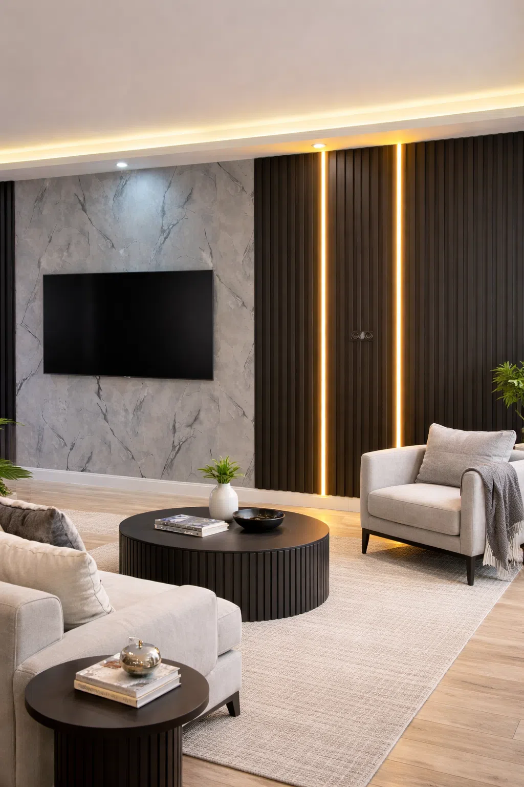 بديل خشب مع إضاءة مخفية خلف شاشة التلفاز مع أثاث صالة عصرية بلون بيج وأرضية خشبية