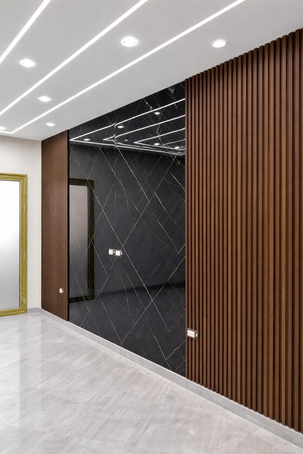 ديكور جدار يجمع بين بديل الخشب البني مع سقف بإضاءة خطية وأرضية بيضاء لامعة