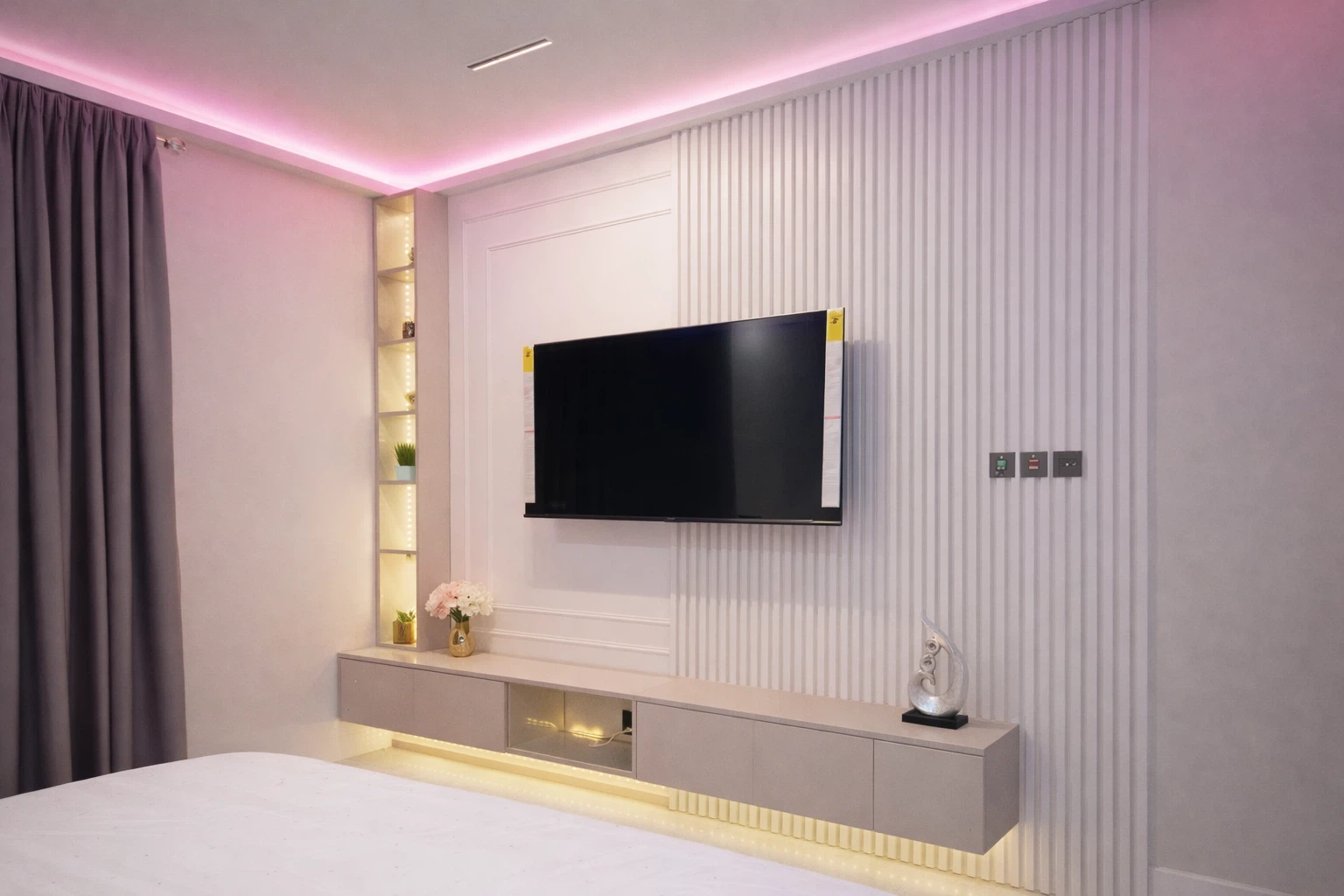 ديكور جدار تلفزيون ببديل الخشب الأبيض مع خطوط طولية وإضاءة مخفية، وحدة تلفاز معلقة مع رفوف جانبية مضاءة