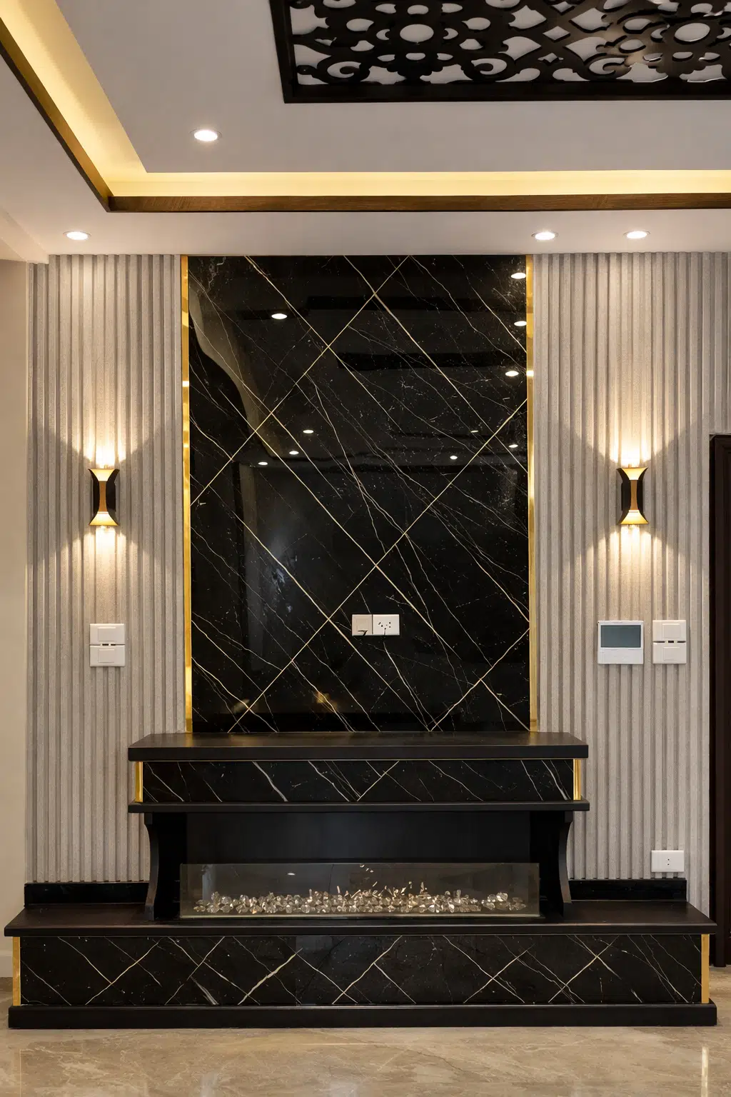 ديكور جدار تلفزيون من بديل الخشب بإطارات ذهبية مع وحدة شاشة ومدفأة ديكورية