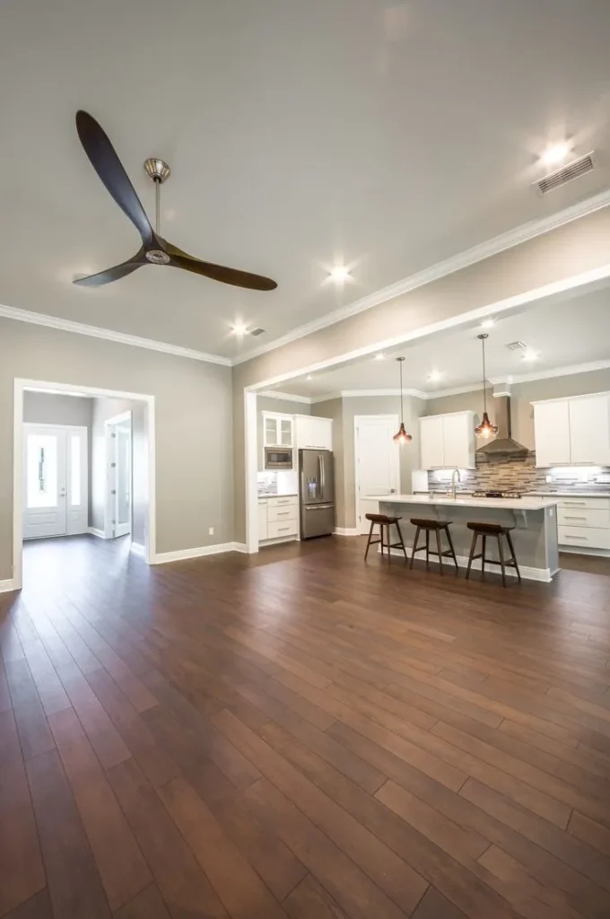 تركيب باركيه ذات لون بني داكن في حي الراكة بالدمام