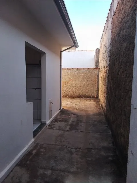 مقاول ترميم الدمام:ممر جانبي خارجي ضيق بعد أعمال التشطيب والدهان، يظهر به بياض الجدار الخارجي ووجود مزاريب لتصريف مياه الأمطار، ضمن مشروع ترميم بالدمام."