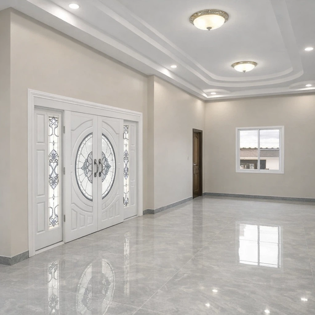 مجلس واسع بتصميم حديث وأرضية رخامية رمادية لامعة مع باب مزدوج أبيض مزخرف ونوافذ جانبية وسقف جبس بورد