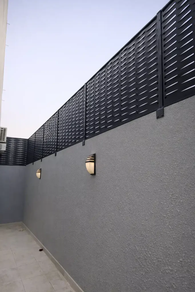 ساتر ألمنيوم شرائح أفقية أسود فوق سور منزل