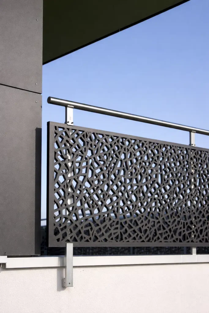 سياج حديد قص ليزر زخرفي مثبت على بلكونة خارجية