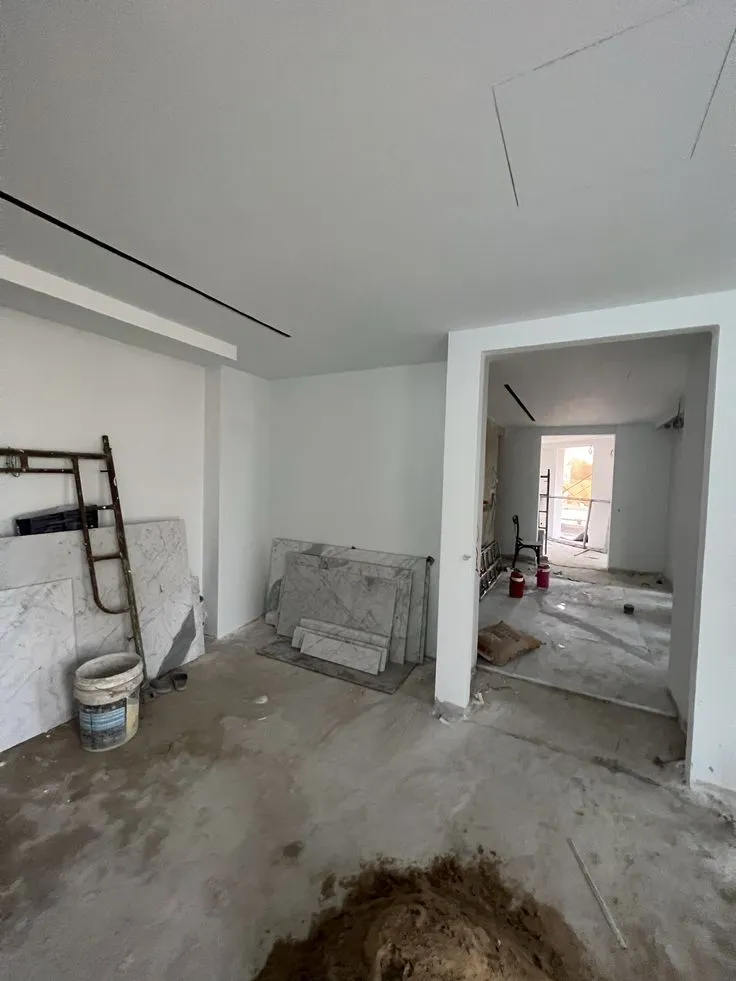 مقاول ترميم الدمام: مرحلة تشطيب داخلي، ألواح رخام وأرضيات قيد التركيب، أعمال ما بعد التكسير