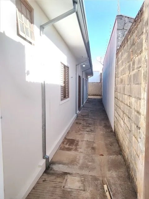 مقاول ترميم الدمام: ممر جانبي ضيق يحتاج إلى ترميم. خدمات تجديد الواجهات والممرات الخارجية للمنازل في الدمام