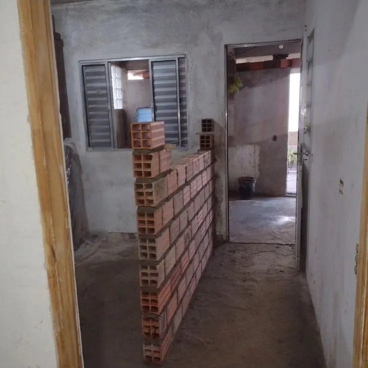 "جدار داخلي قيد الإنشاء من الطوب الأحمر المجوف ضمن أعمال ترميم وتجديد داخل مبنى بالدمام