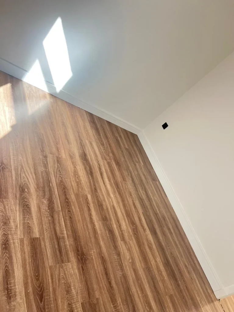 باركيه بنية اللون وجدار ابيض بالدمام