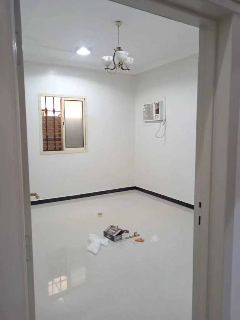 صباغ حي بدر الدمام ينفذ دهانات جدران بيضاء