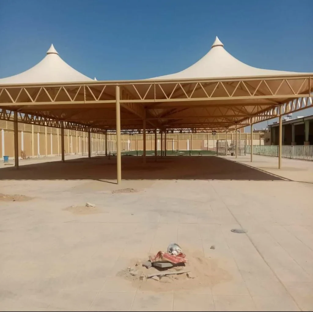 تركيب مظلات قماشية بيضاء هرمية