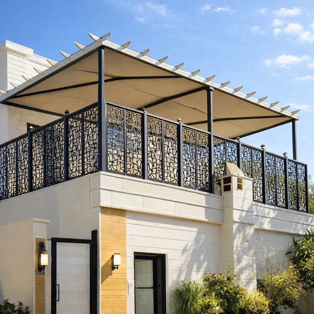 سطح فيلا حديثة مغطى بسقف قماشي بيج مثبت على أعمدة معدنية سوداء مع درابزين حديد مزخرف في أجواء نهارية صافية
