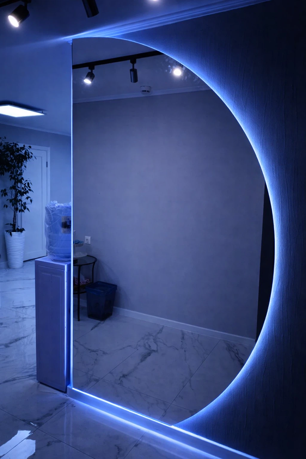 مرآة جدارية نصف دائرية بإضاءة LED زرقاء مخفية