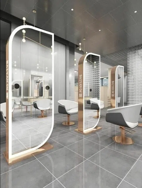 مرايا جدارية حديثة بإضاءة LED داخل صالون تجميل بتصميم يشبه الهواتف