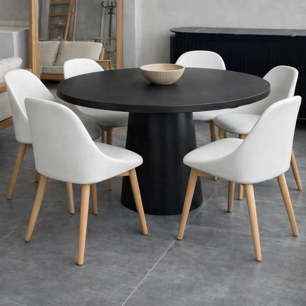 طاولة طعام دائرية سوداء بتصميم عصري مع ستة كراسي بيضاء بأرجل خشبية طبيعية، تنسيق أنيق يناسب غرف الطعام الحديثة.