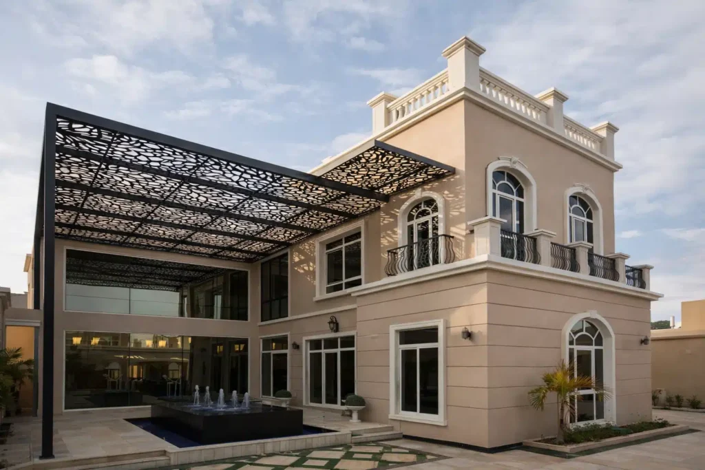 مظلة حديد ليزر بتصميم زخرفي حديث تغطي فناء فيلا فاخرة في الدمام.