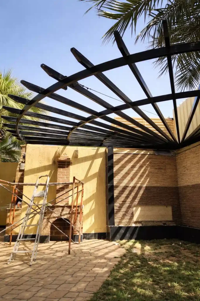 تركيب مظلة برجولا معدنية في فناء منزل لحماية الجلسة الخارجية من الشمس