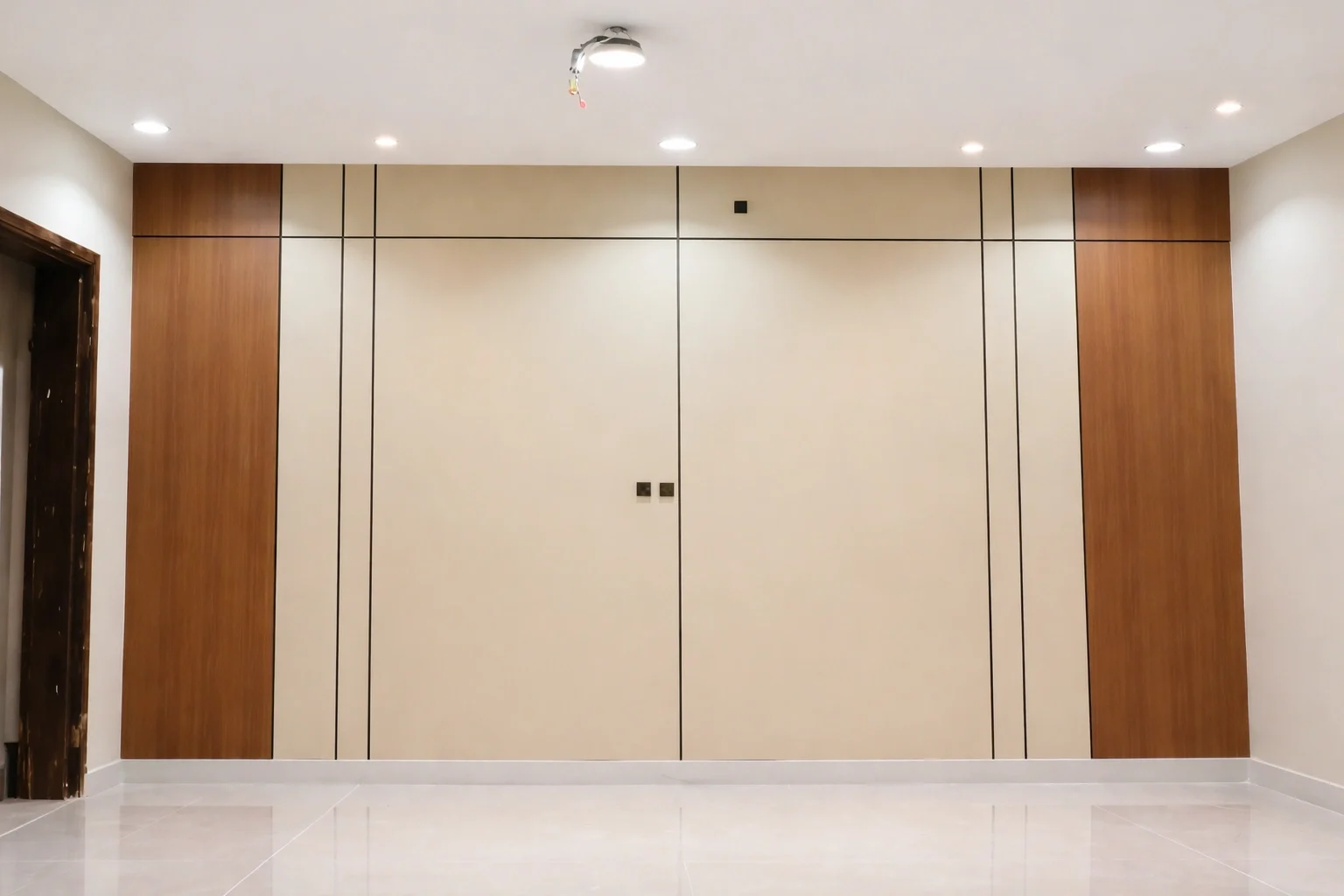ديكور جدار بديل شيبورد مودرن بلون بيج مع فواصل هندسية وإطارات جانبية